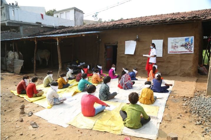 COVID-19 के दौरान बच्चे क्लासरूम से बहार बैठकर पढ़ाई कर रहे हैं-एडूकेट गर्ल्स_COVID-19 स्कूल