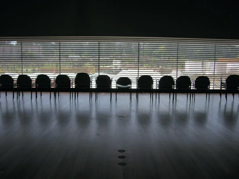खाली कमरे में खाली कुर्सियों की कतार_फ़्लिकर-स्वयंसेवी संस्था बोर्ड