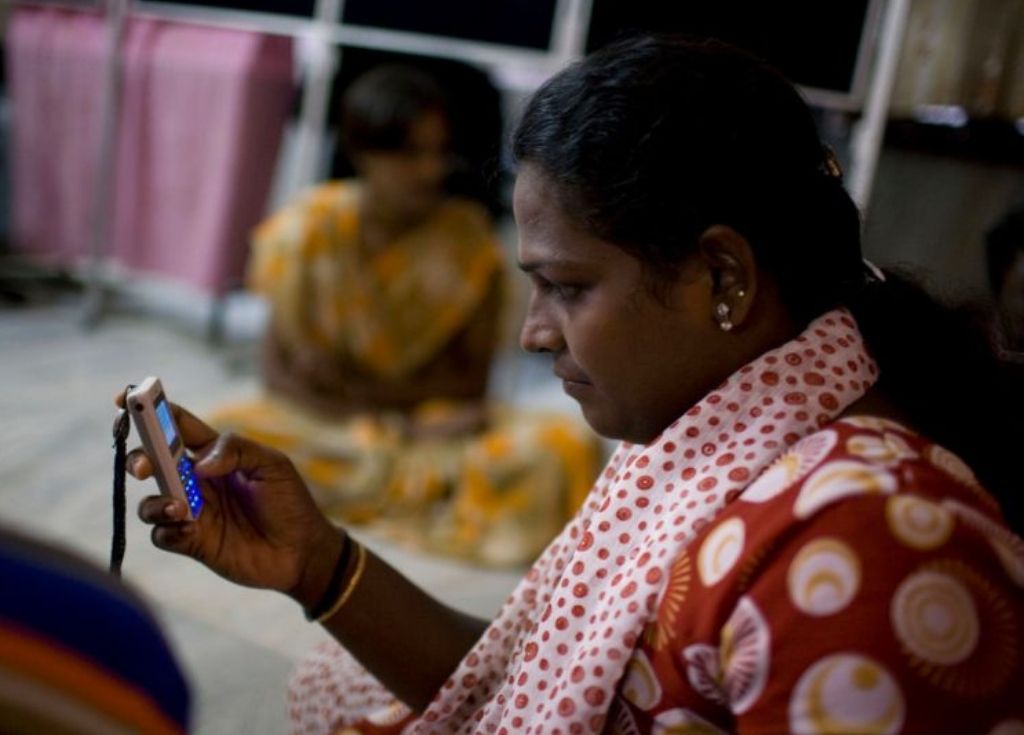 एक औरत मोबाइल फोन का इस्तेमाल करते हुए_बिल & मेलिंडा गेट्स फ़ाउंडेशन/संजीत दास-शिकायत निवारण प्रणाली बैंक