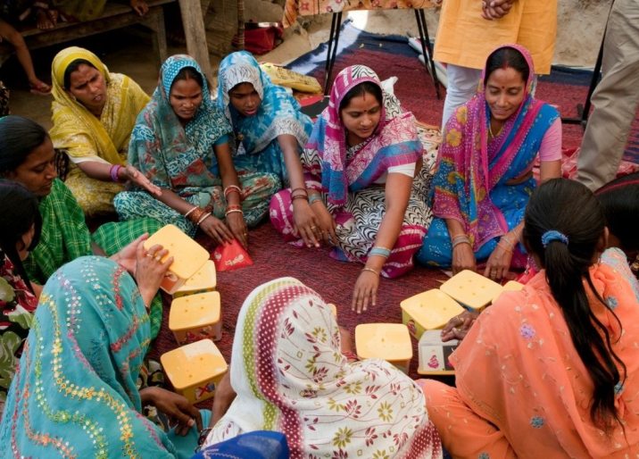 एक गोले में बैठकर एक ऐसा खेल खेलती हुई औरतें जो परिवार के कल्याण को बढ़ावा देता है_वित्तपोषण स्वयंसेवी संस्थाएं