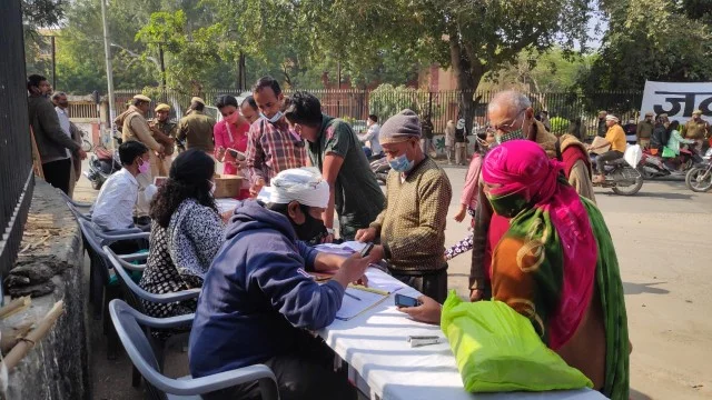 जवाबदेही सम्मेलन में एक श्रोता वहाँ के लोगों से बातचीत करते हुए-जवाबदेही यात्रा