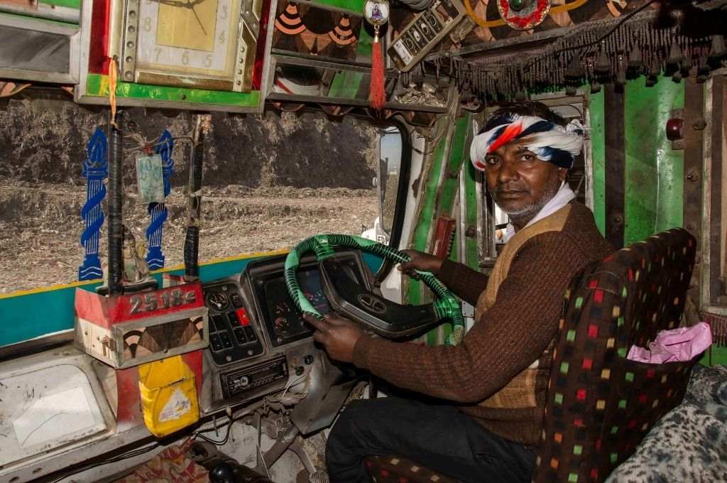 केबल सिंह लैंडफ़िल पर ट्रक ड्राइवर हैं-कचरा प्रबंधन