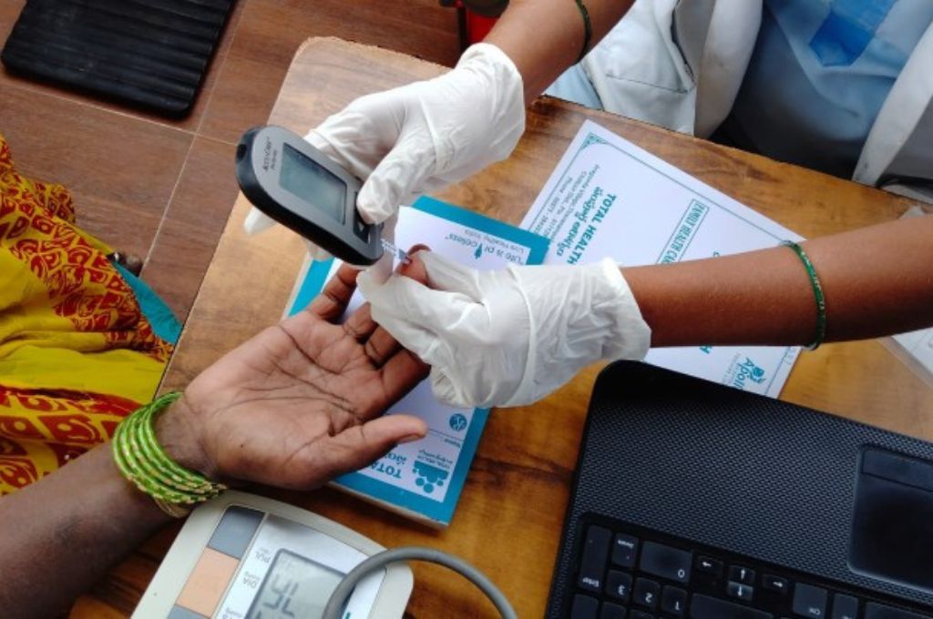 एगुवामाथ्यम में एक महिला अपने ब्लड शुगर के स्तर की जांच करवाती हुई-मधुमेह