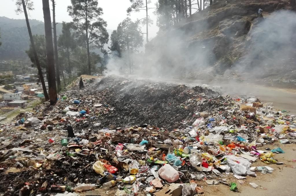 भारतीय हिमालयी क्षेत्र में पहाड़ियों पर कचरे को जलाना कचरा प्रबंधन का एक आम तरीक़ा है-प्रदूषण कचरा