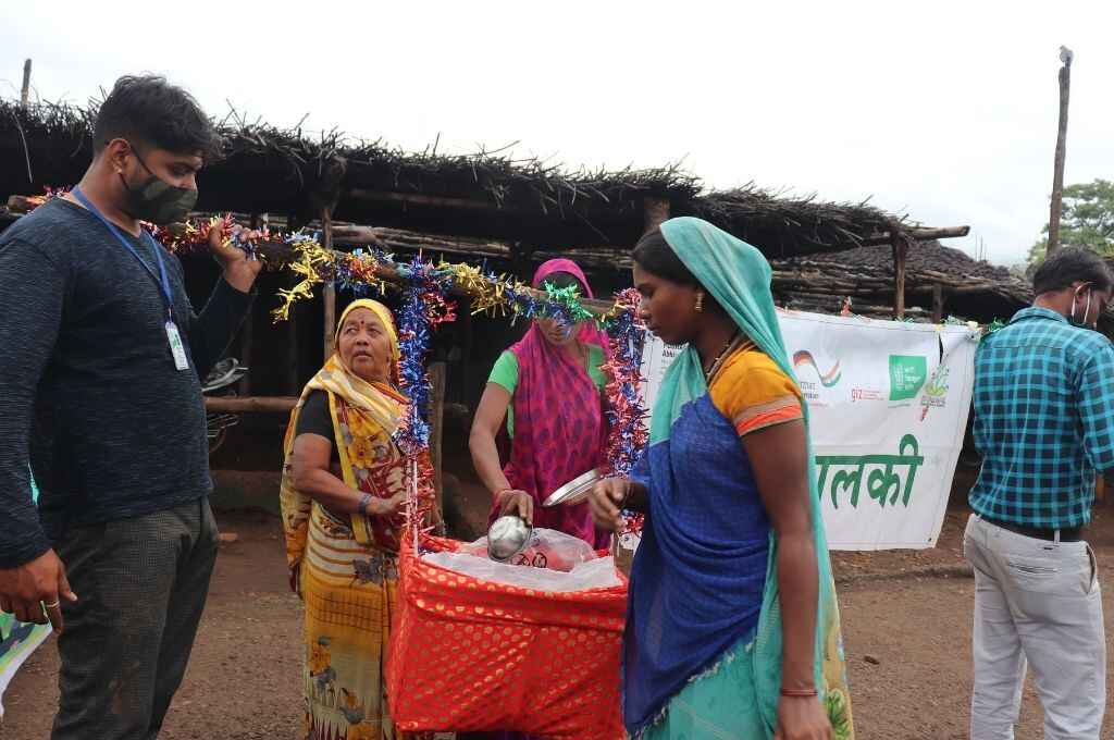 अनाज वाली पालकी के साथ कोरकू समुदाय की महिलाएं-पोषण कोरकू