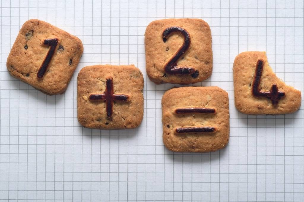 संख्याओं के साथ लेबल की गई कुकीज़ जो '1+2=4' की जोड़ की गलती को दर्शाता है-तकनीक स्वयंसेवी संगठन