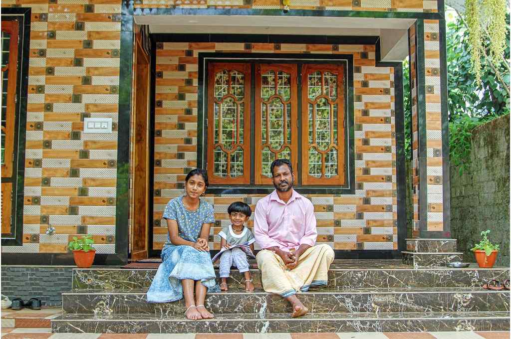 जयचंद्रन और उनकी बेटियां केरल के इडुक्की जिले में अपने नए घर के सामने बैठी हैं
-जलवायु परिवर्तन
