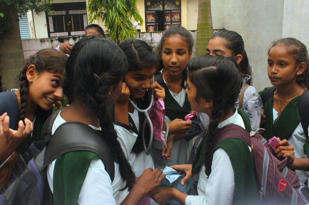 स्कूल की यूनीफ़ॉर्म में बच्चों का एक समूह_युवा रोज़गार