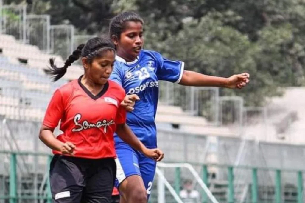 ऑस्कर फाउंडेशन में फुटबॉल खेलती दो लड़कियां_लैंगिक भेदभाव