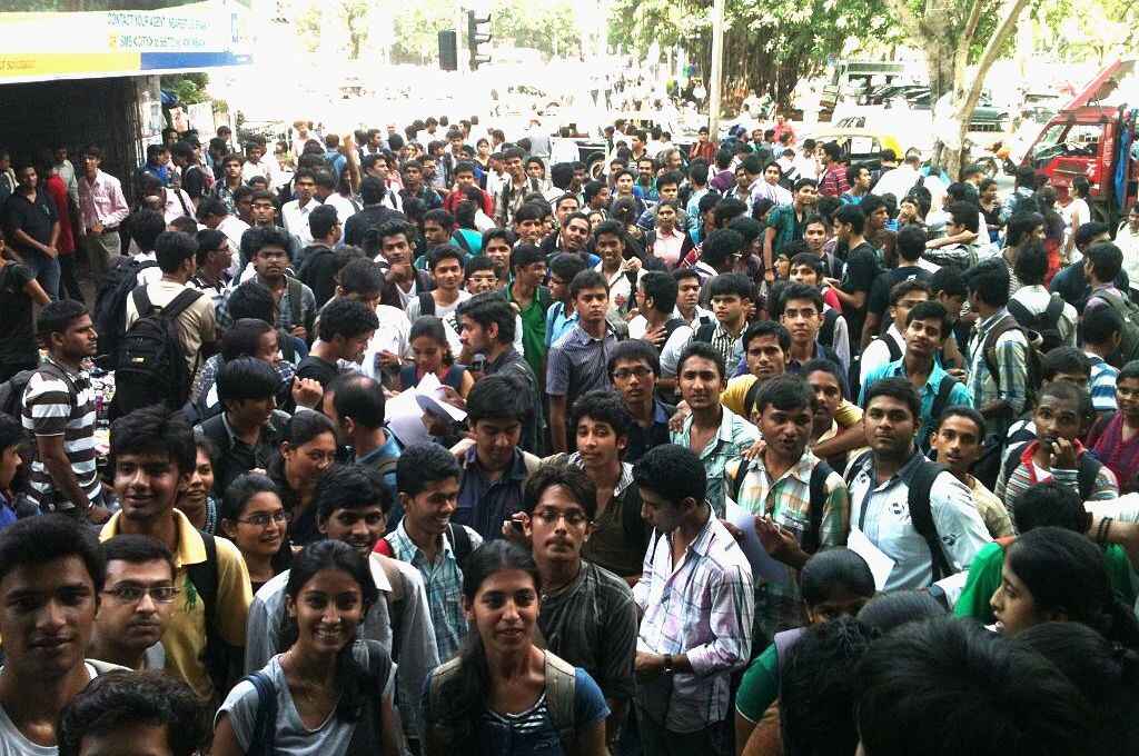 एक दफ़्तर के बाहर जमा हुए युवाओं की एक भीड़-युवा उद्यमी