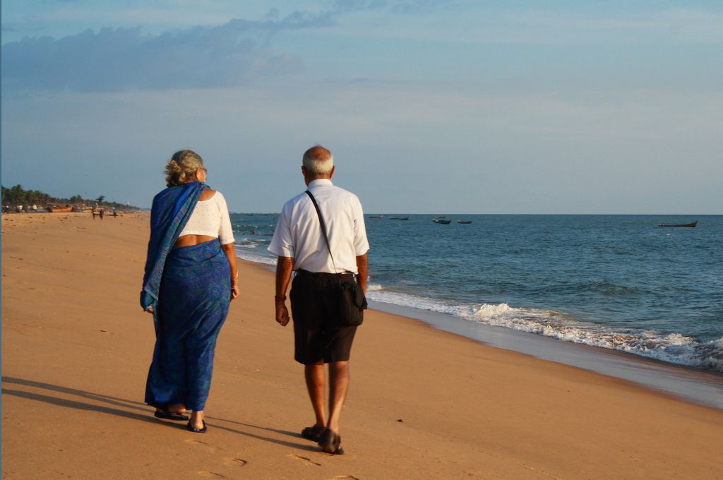 समुद्र तट पर टहलते दो बुजुर्ग_भारत के बुजुर्ग