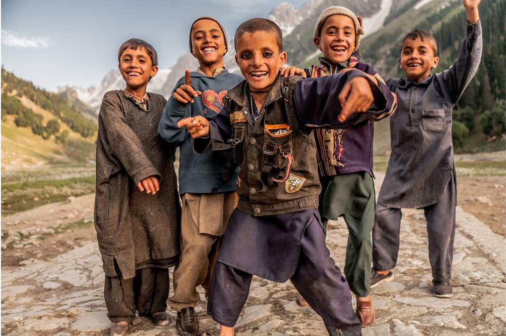 पांच बच्चे कैमरे के सामने पोज करते हुए-कश्मीर शिक्षा