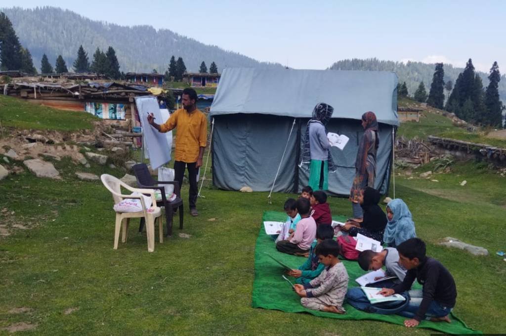 एक शिक्षक और सामने छात्रों का एक समूह-कश्मीर शिक्षा