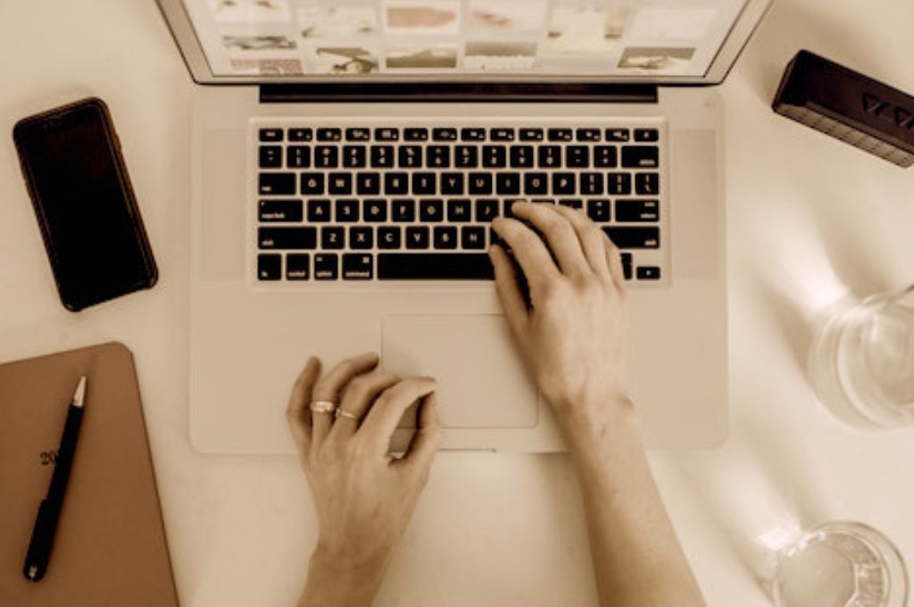 लैपटॉप पर काम कर रही एक महिला के हाथ_फंडरेजिंग ऑनलाइन