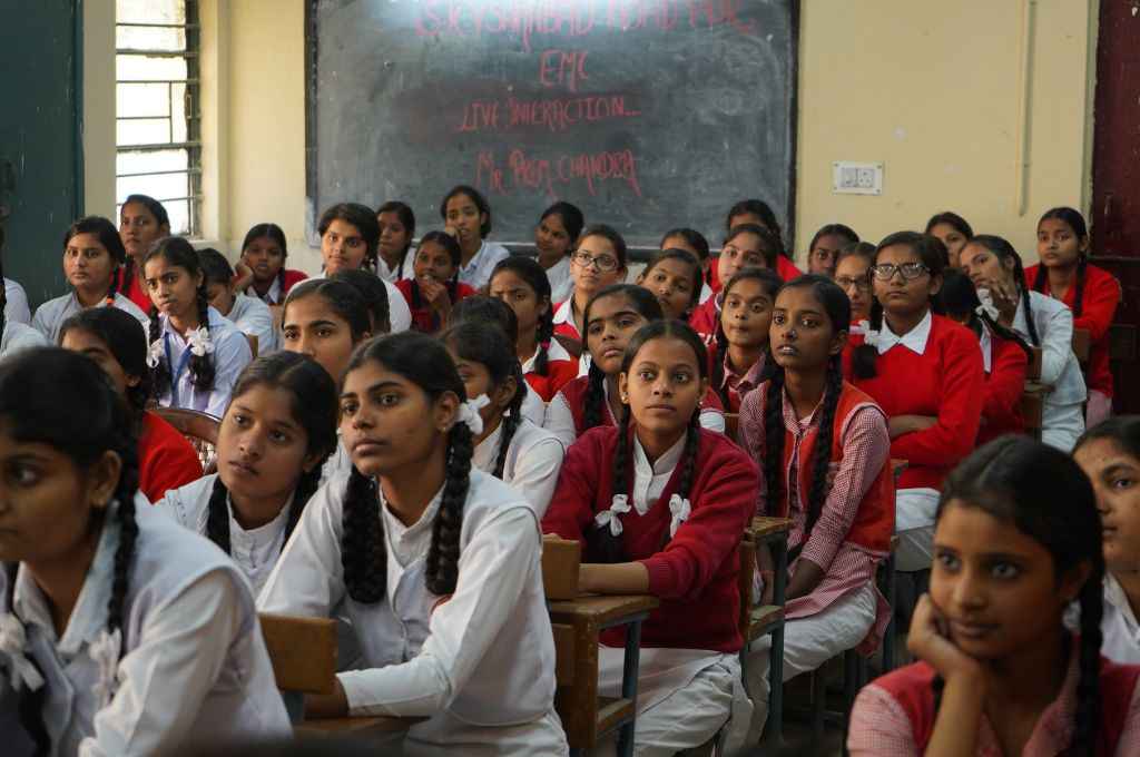 कक्षा में बैठी छात्राएं_यौनिकता शिक्षा