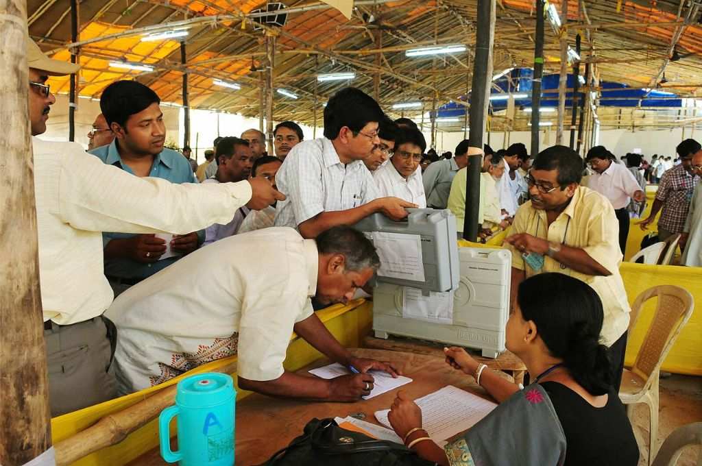 ईवीएम मशीन वितरण के दौरान सरकारी कर्मचारी- आम चुनाव