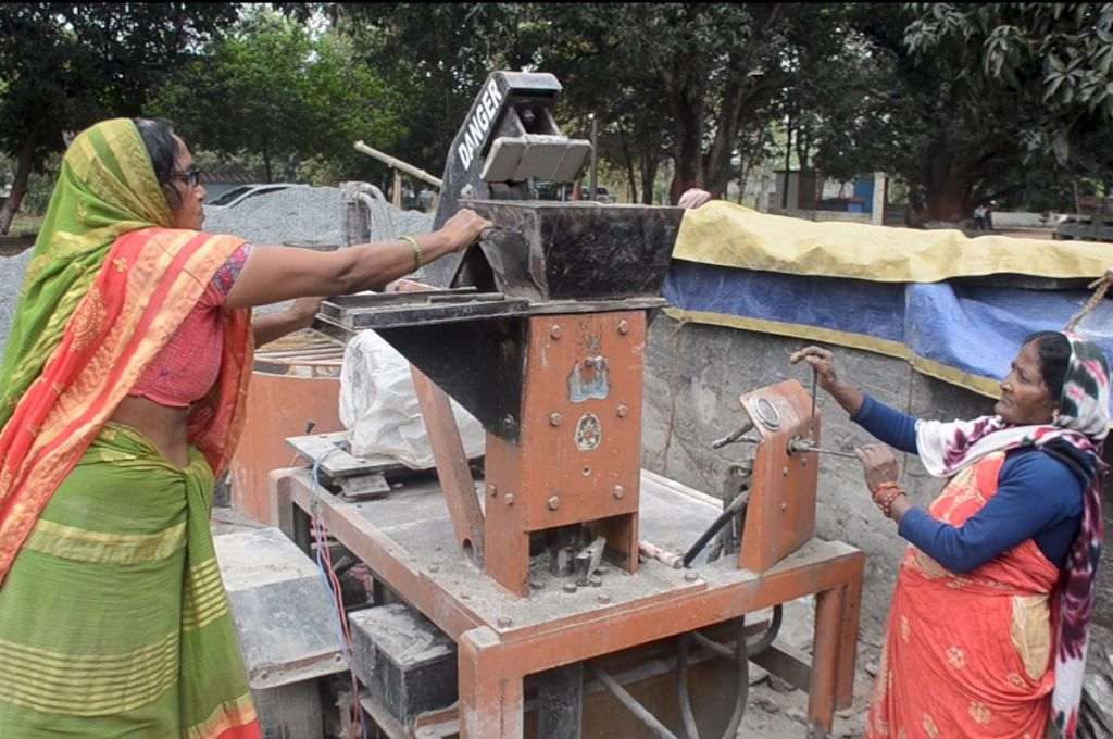 मशीन के साथ काम करती दो महिलायें_आर्थिक विकास