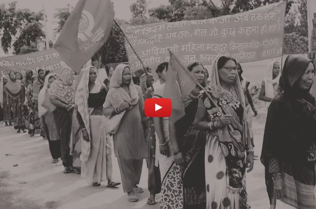 समूह में चलती महिलायें_थारू आदिवासी