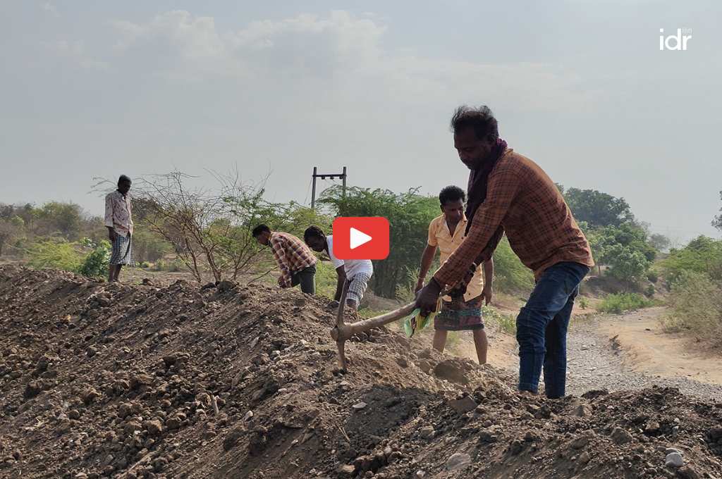 गाँव में काम करते हुए लोग_स्थानीय स्वराज