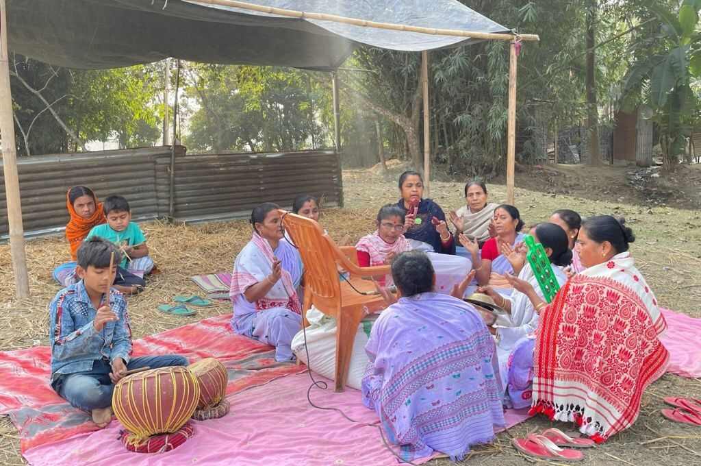 गाना गाती हुई महिलायें-माघ बिहू