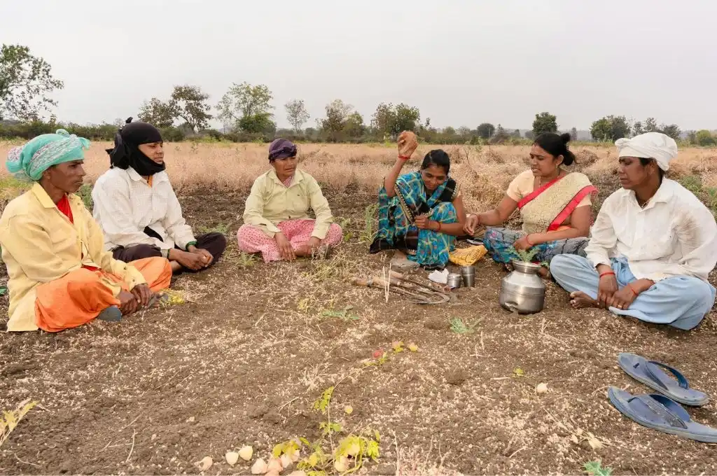 समूह में बैठी महिला किसान_जल सुरक्षा