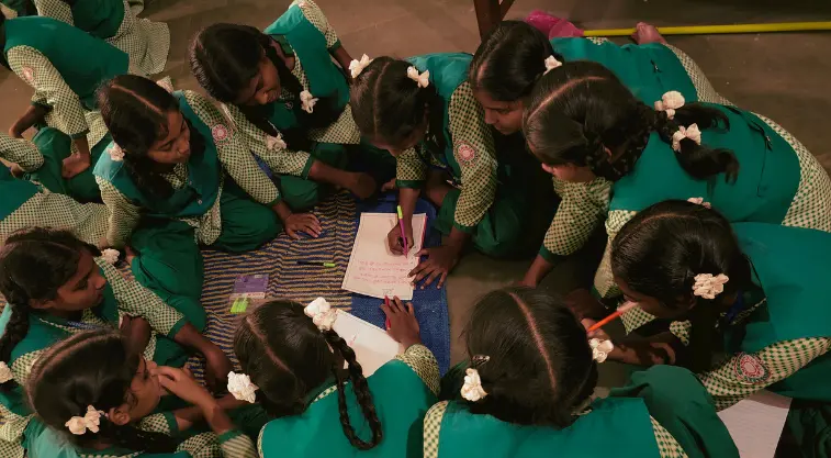 समूह में बैठी छात्रायें एक गतिविधि करते हुए_सेल