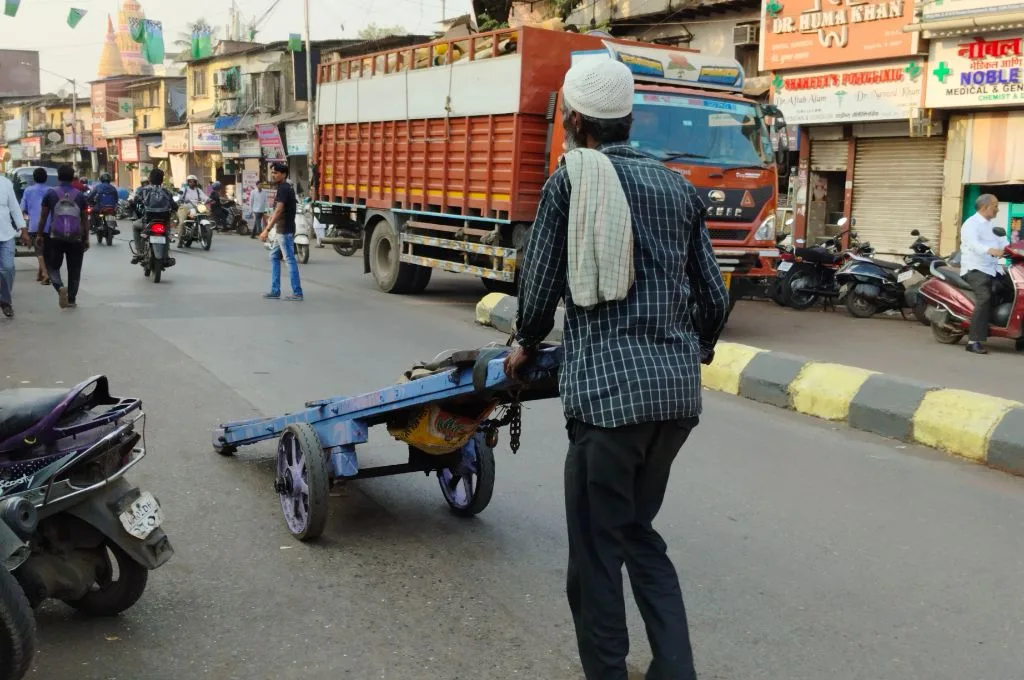 हाथगाड़ी के साथ मजदूर_श्रमिक