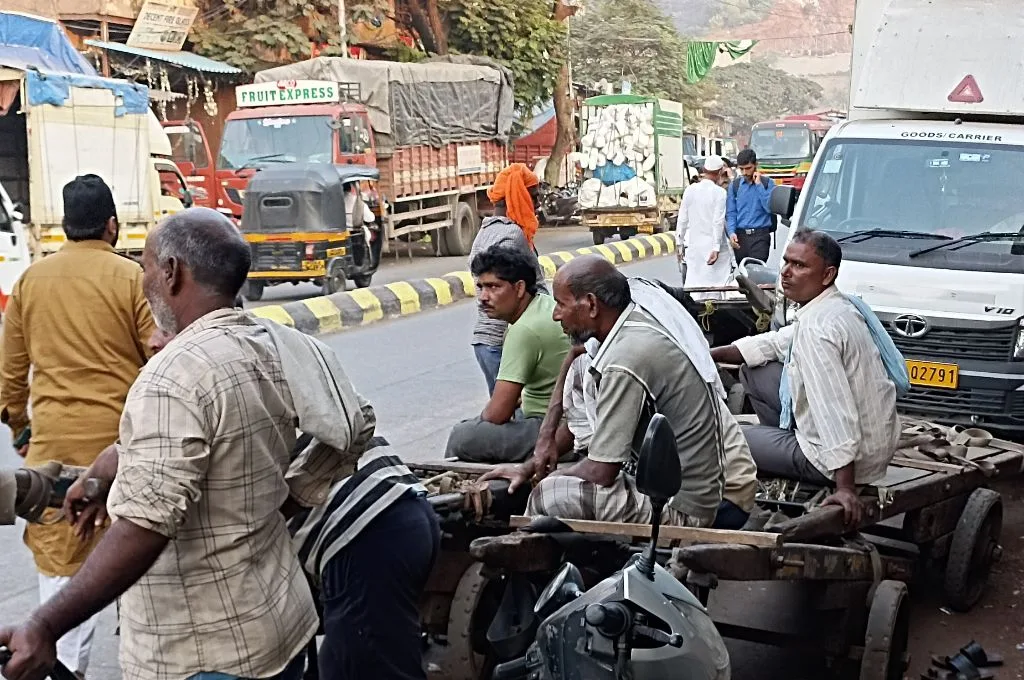 एक साथ बैठे मजदूर_श्रमिक