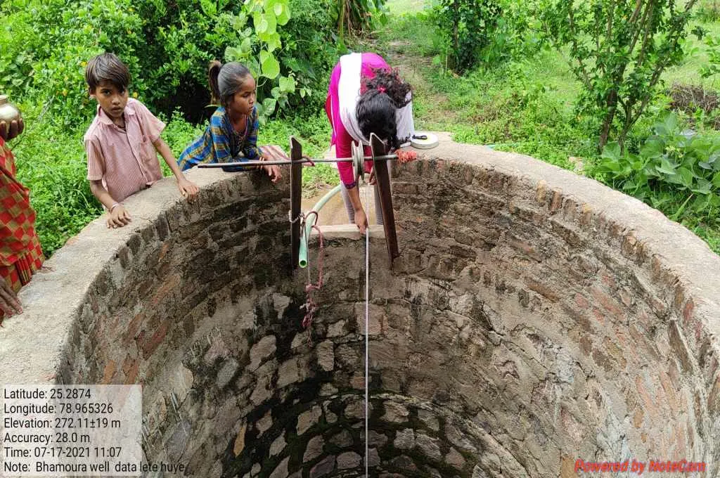 कुएं में जल नापती एक महिला_पारंपरिक तालाब