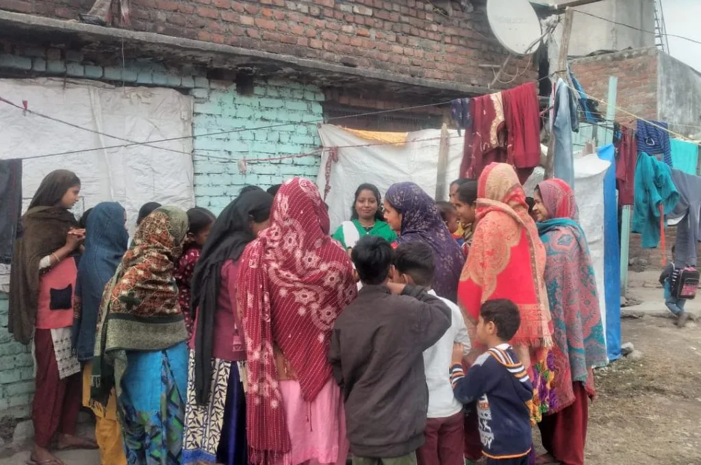 लोगों से बात करती कार्यकर्ता_मानसिक स्वास्थ्य