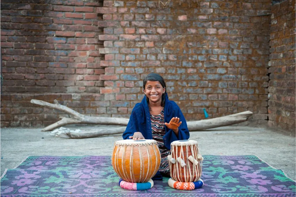 तबले के साथ एक लड़की _भारतीय युवा 