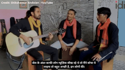 मंच पर गायन प्रदर्शन करते दो युवक_जेल कैदी
