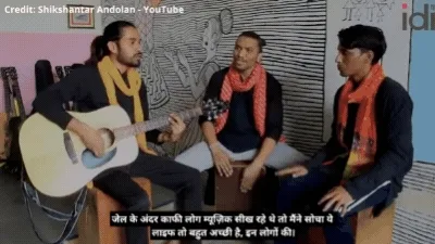 मंच पर गायन प्रदर्शन करते दो युवक_जेल कैदी