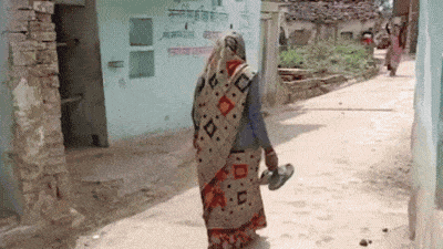 चप्पल पहने हुए एक महिला_चप्पल प्रथा