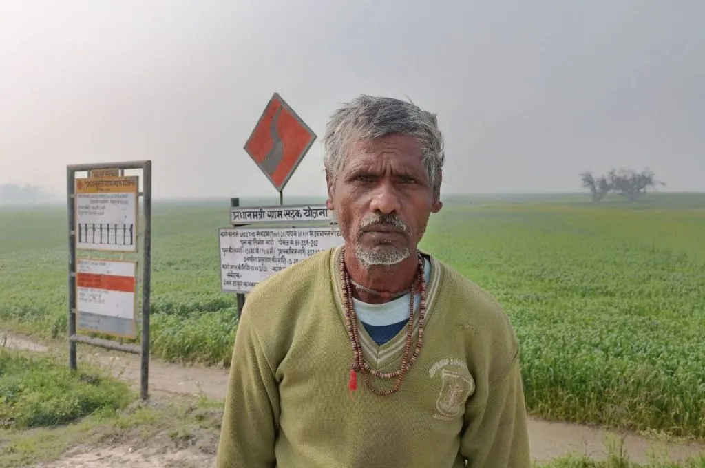 सड़क किनारे एक व्यक्ति_कोसी नदी