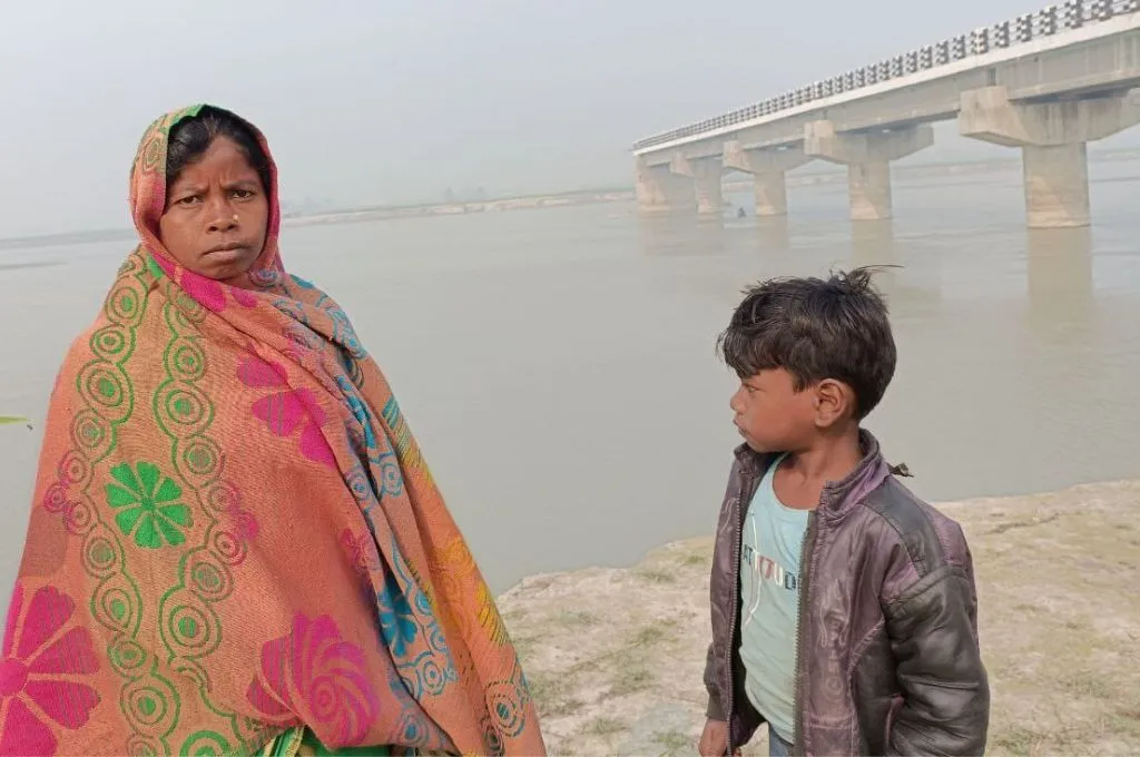 बच्चे के साथ महिला_कोसी नदी