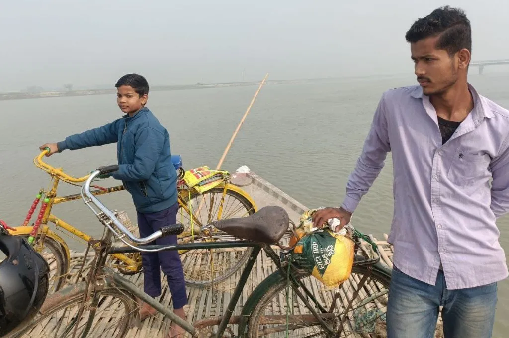 नाव से साईकिल समेत नदी पार करते लोग_कोसी नदी