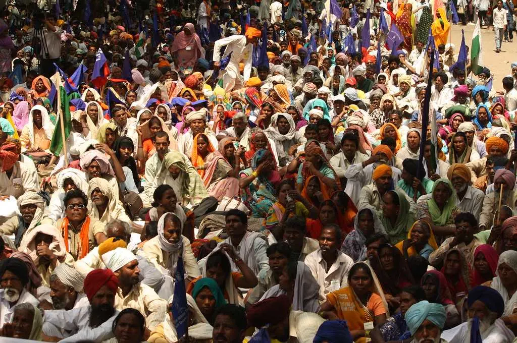 महिलाओं और पुरुषों का बड़ा समूह—फिलन्थ्रॉपी