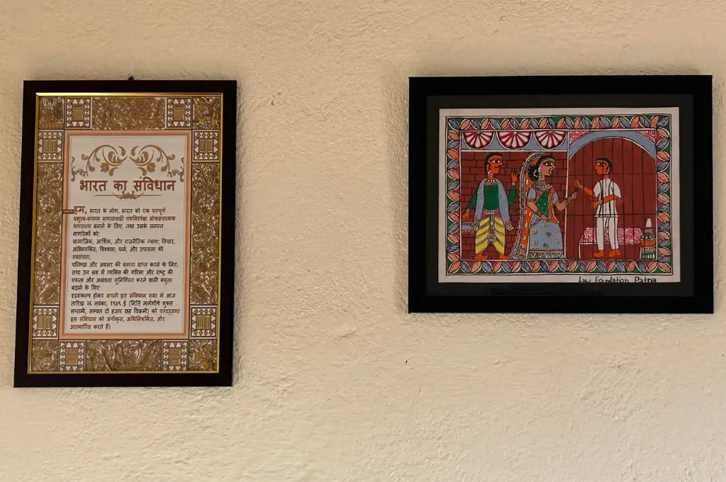 दीवार पर टंगी भारतीय संविधान की प्रस्तावना और पेटिंग_संवैधानिक ज्ञान