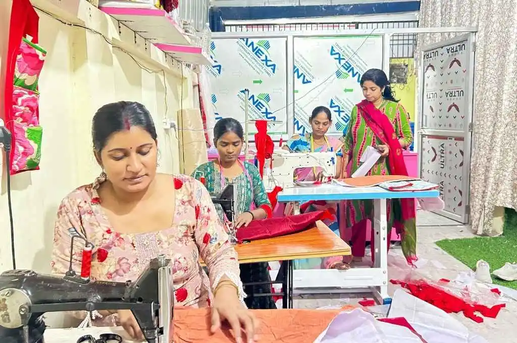 फैक्ट्री में काम करती महिलाएं-स्थानीय उद्यमिता