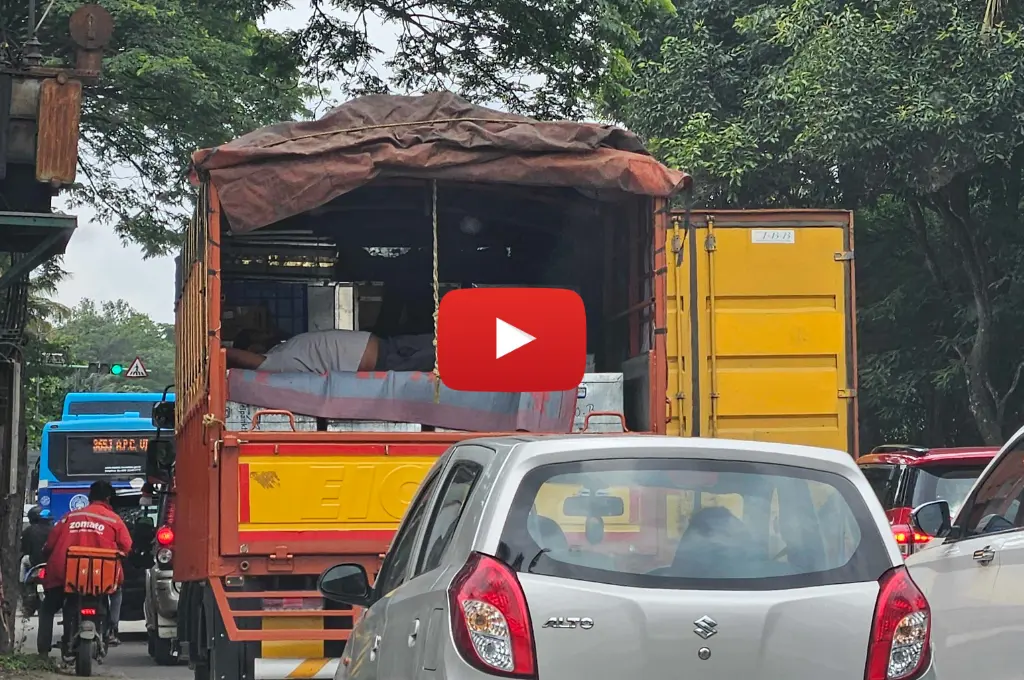 सड़क किनारे ट्रक में आराम करते हुए एक व्यक्ति_हीटवेव