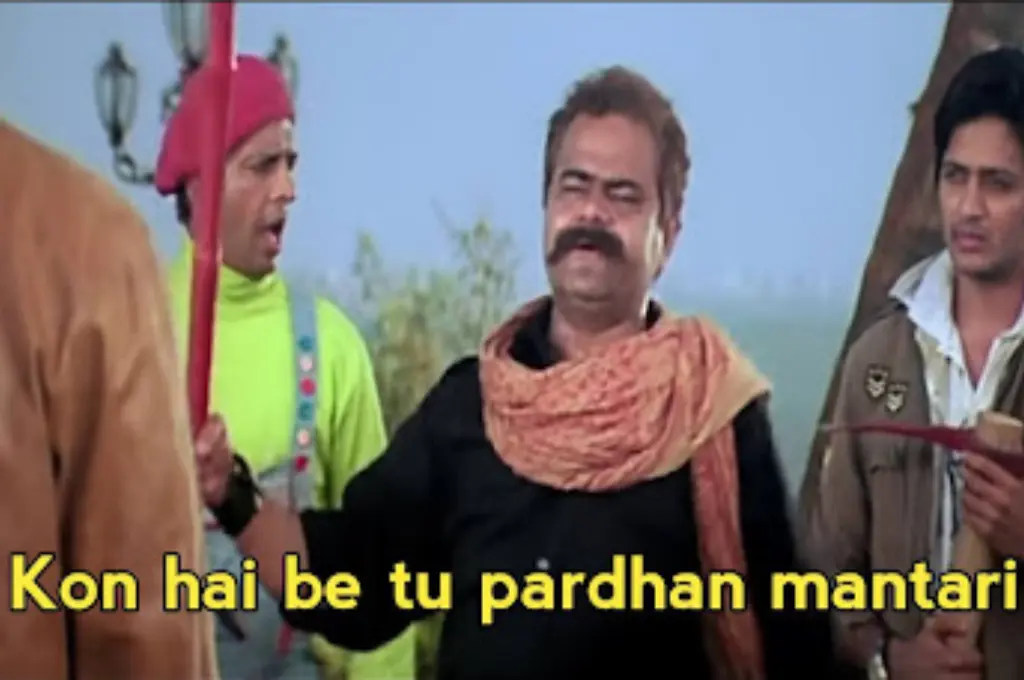 एक जगह पर खड़े 4 व्यक्ति जिनमें से एक ने डंडा पकड़ा हुआ है_सोशल सेक्टर