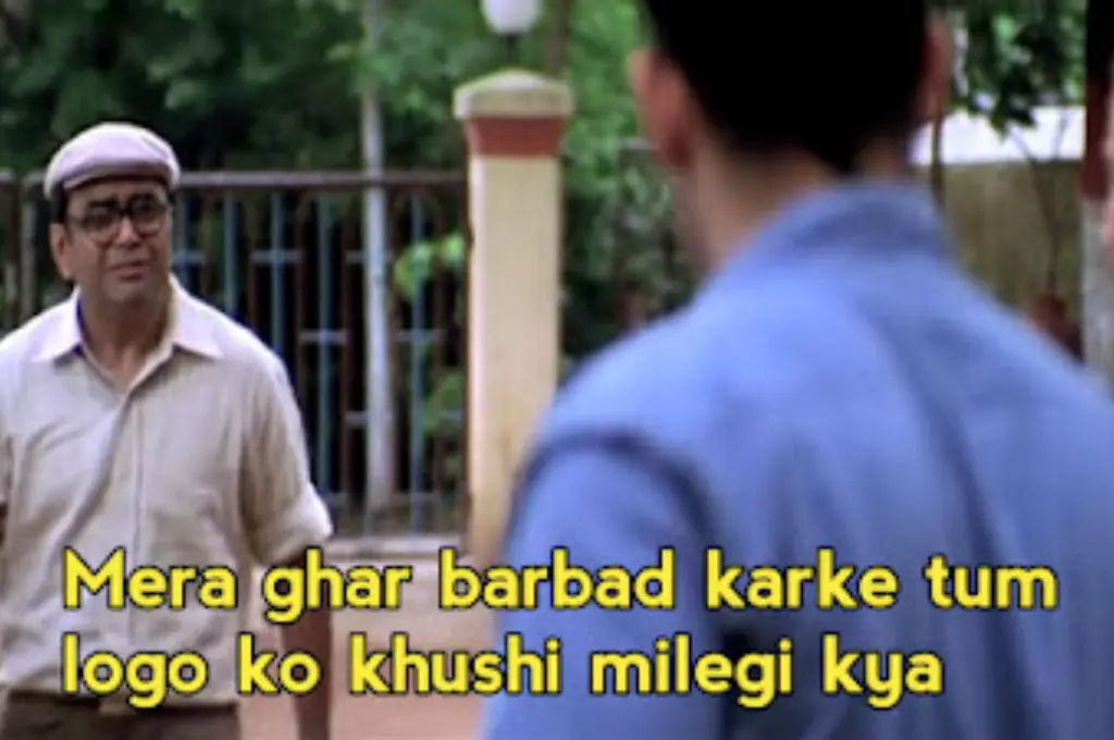 एक दूसरे को देखते हुए और कुछ दूरी पर खड़े होकर बात करते दो व्यक्ति_सोशल सेक्टर