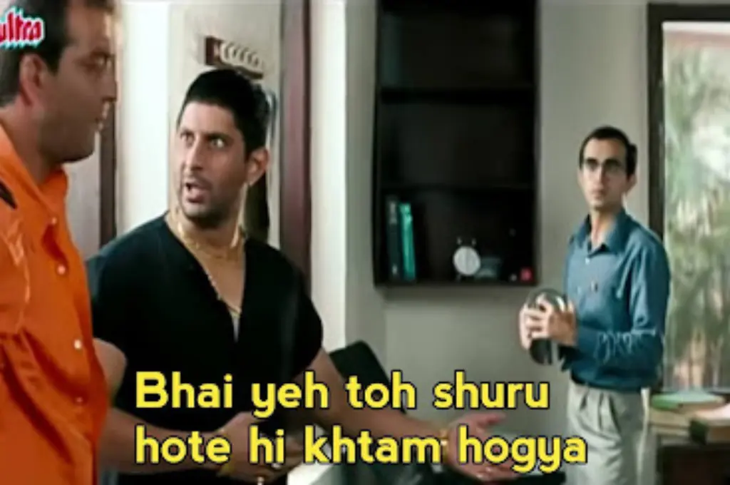 हॉस्टल के कमरे में बात करते 3 लोग_सोशल सेक्टर