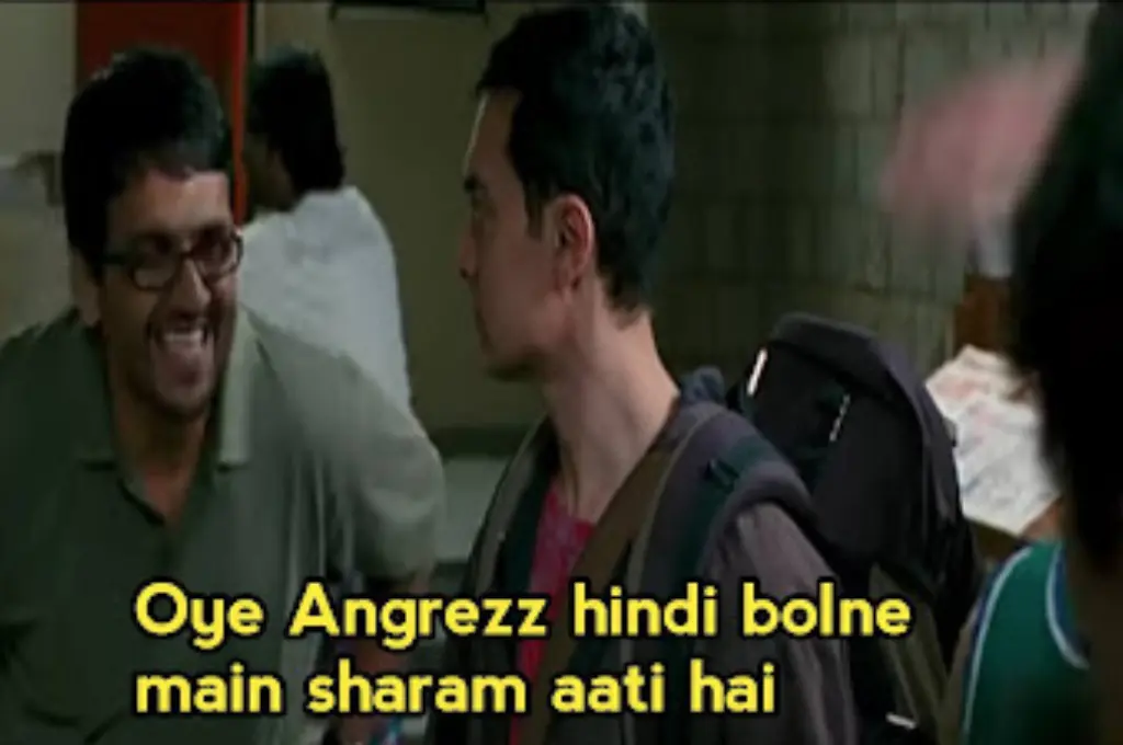 एक टेबल पर बैठकर बात करते दो लोग_सोशल सेक्टर