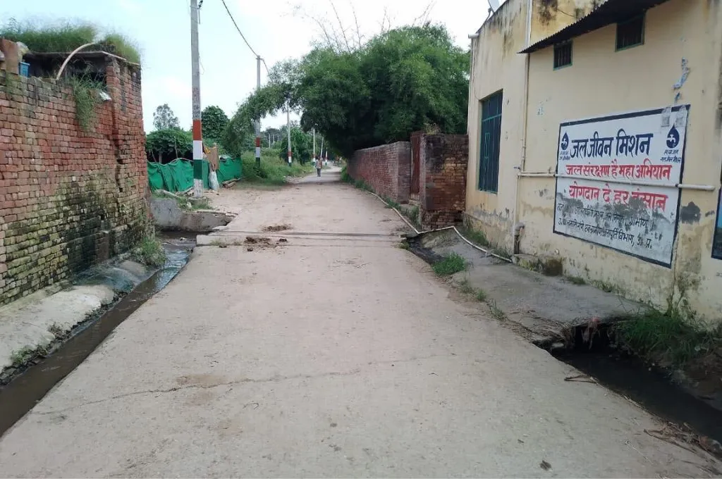 पक्की सड़क का बना एक रास्ता_ग्रामदान 