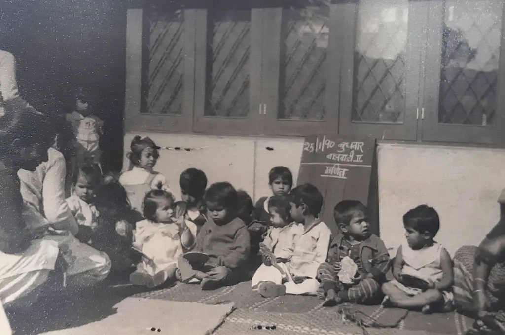 क्रेच में बैठे हुए छोटे बच्चे_मोबाइल क्रेच