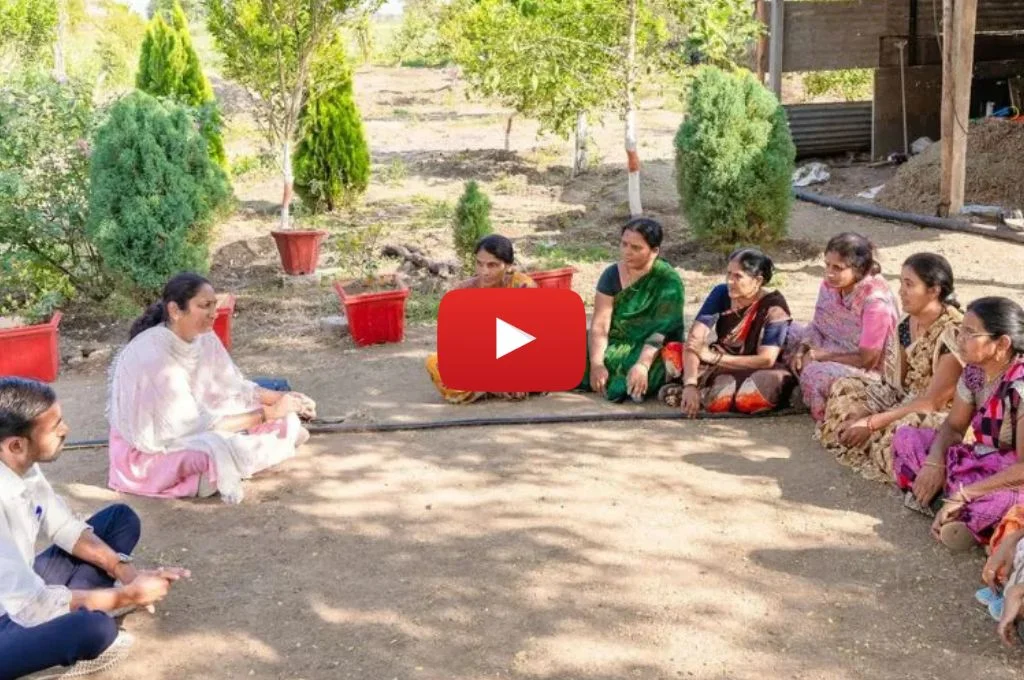 गोल घेरे में बैठे महिला और पुरुष_लर्निंग और डेवलपमेंट