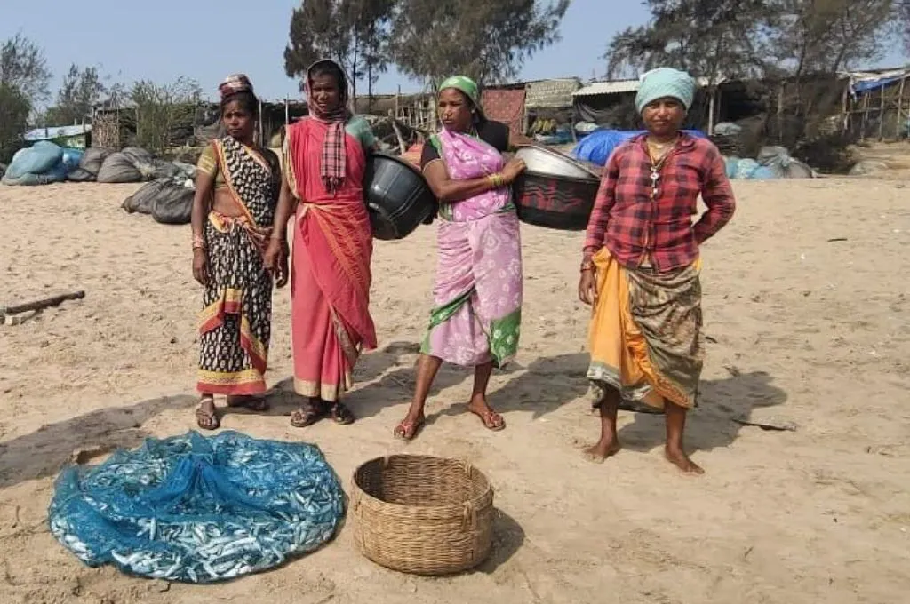 एक साथ खड़ी कुछ महिला श्रमिक_रोजगार