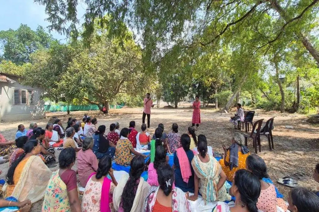 लोगों को संबोधित करते एक महिला एवं पुरुष_ग्राम पंचायत